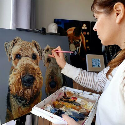 Tracey Pinnington painting an airedale, pet portrait commission. Acrylic Paint on canvas.