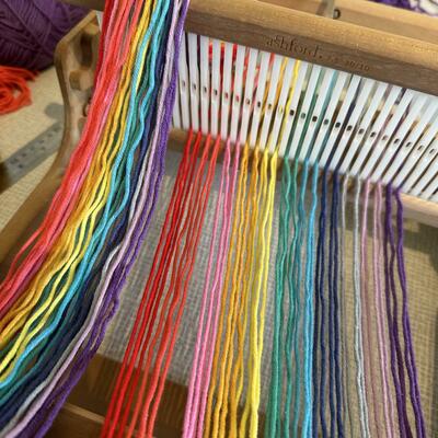 Rigid heddle weaving loom