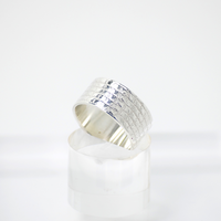 Band ring with textile texture