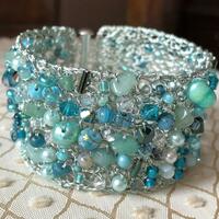 Knitted wire bracelet with turquoise beads