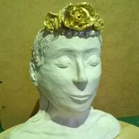 Garden sculpture: Head with Gold Roses 27 x 29 cm