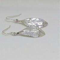 silver hammered drop earrings with raised silver midrib